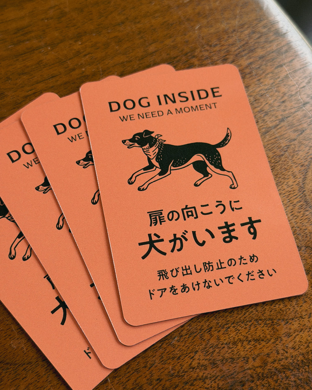 DOG INSIDE 犬がいます マグネット｜飛び出し防止サイン