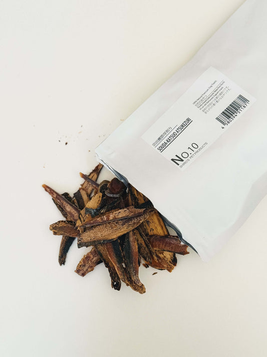 宗田鰹節厚削り（ヒューマングレード・無添加）のパッケージからこぼれ出る厚削りの鰹節