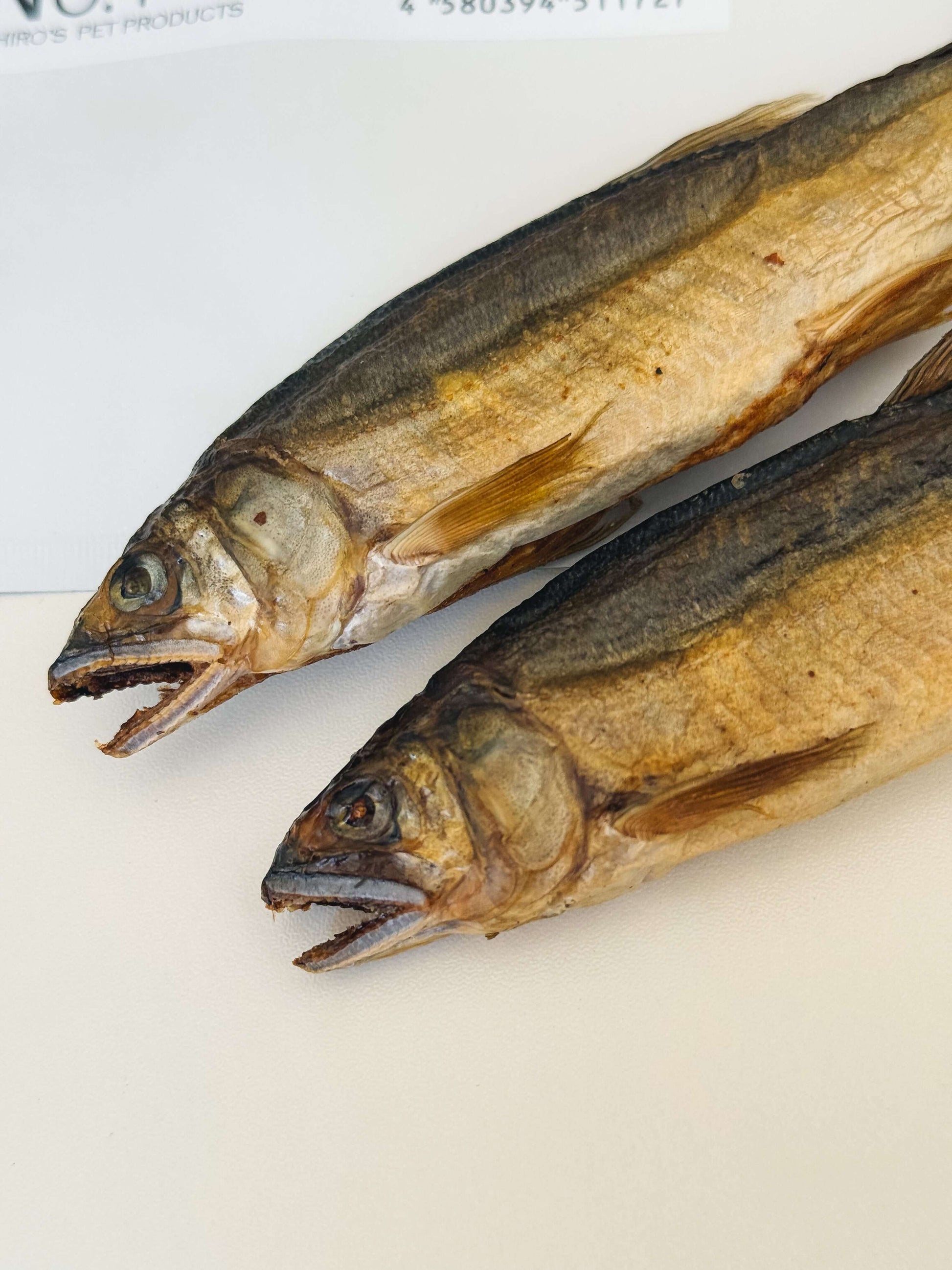 鮎の燻製（ヒューマングレード・無添加）の乾燥した魚。国産で無添加の健康的なおやつ。