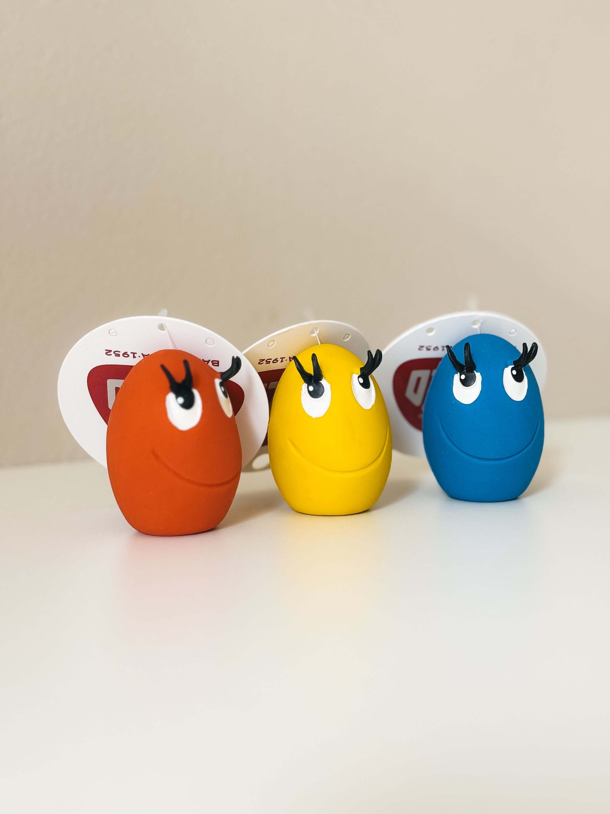 LANCO｜ランコ【タマゴ】 - カラフルな天然ゴム製トイのセット、赤・黄・青のキャラクター付き