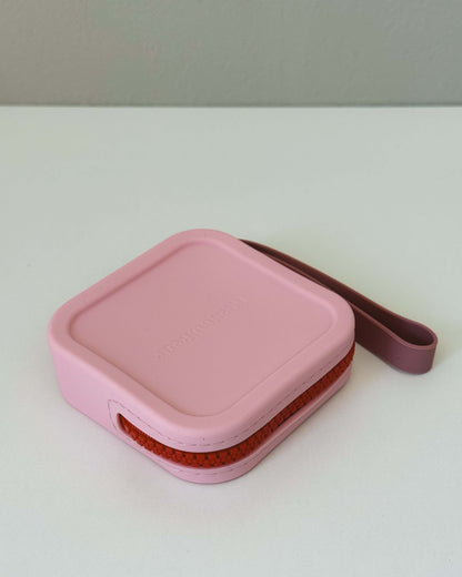 mellowbear【Washable Treats holder】 in pink silicone, featuring a convenient zipper and a charming design, perfect for walks and cafes.