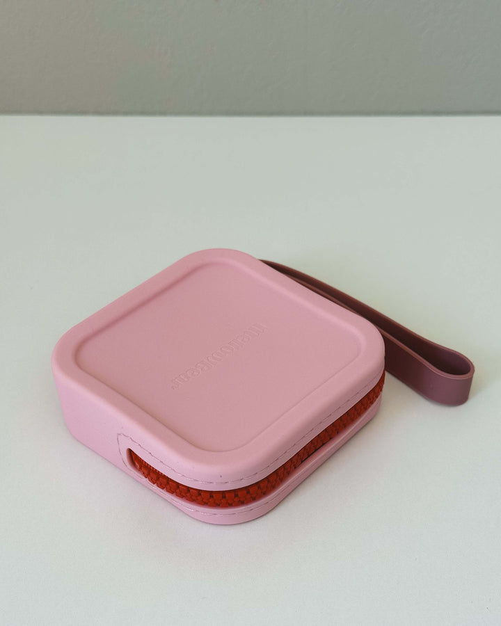 mellowbear【Washable Treats holder】 in pink silicone, featuring a convenient zipper and a charming design, perfect for walks and cafes.