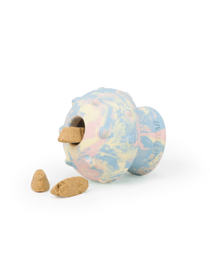 RUFFWEAR｜ラフウェア【トードストゥールトイ】がカラフルなデザインでおやつを出す様子